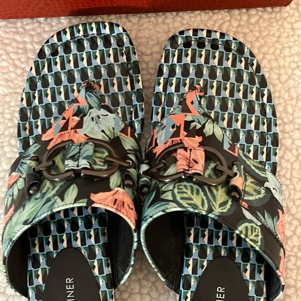 Donald Pliner Sandals - Picture 8 of 9